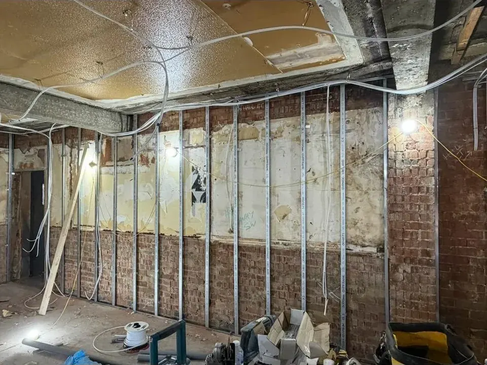 Independent lining to old brickwork